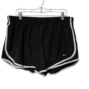 Nike Women’s Tempo Running Short. LIKE NEW!!